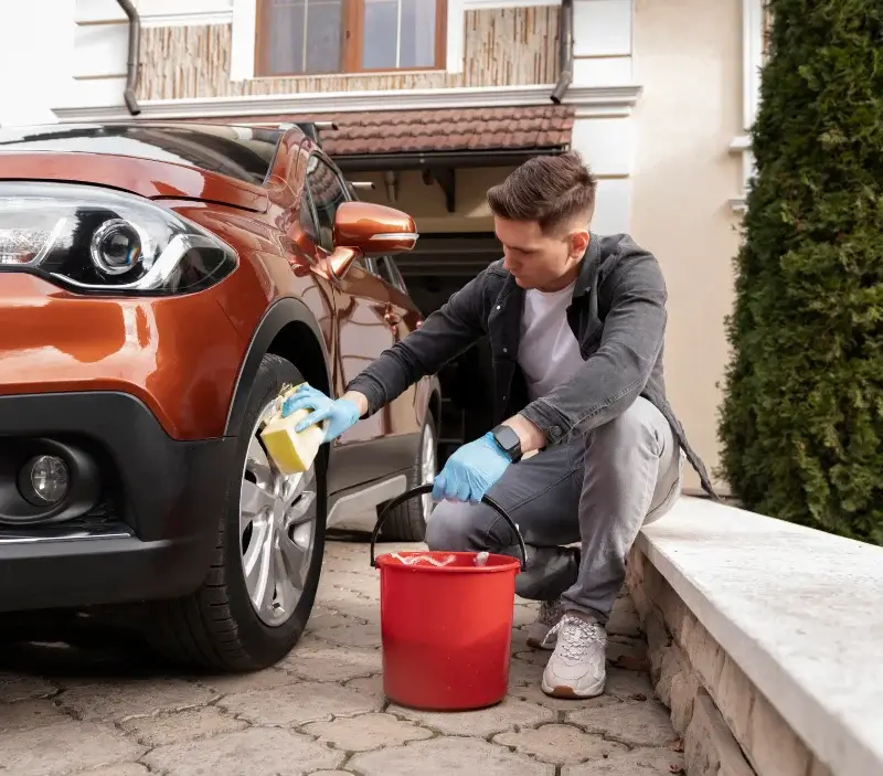 Lavage auto à domicile Luitré-Dompierre : professionnel intervenant sur un véhicule